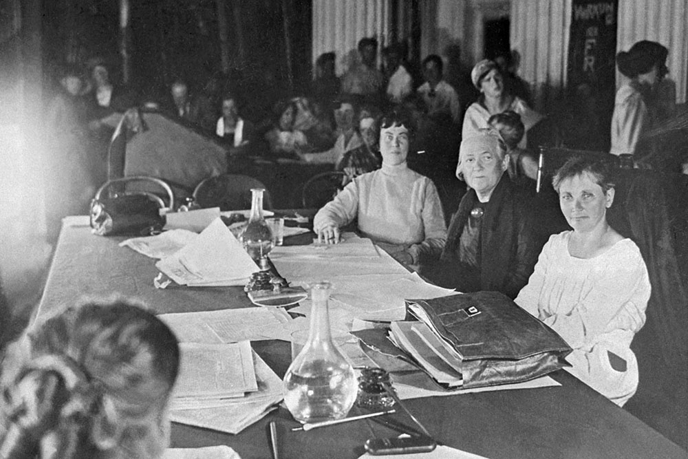    Клара Цеткин и Александра Михайловна Коллонтай в президиуме второй Международной социалистической женской конференции. Репродукция. 1910 г. / Фото: ТАСС