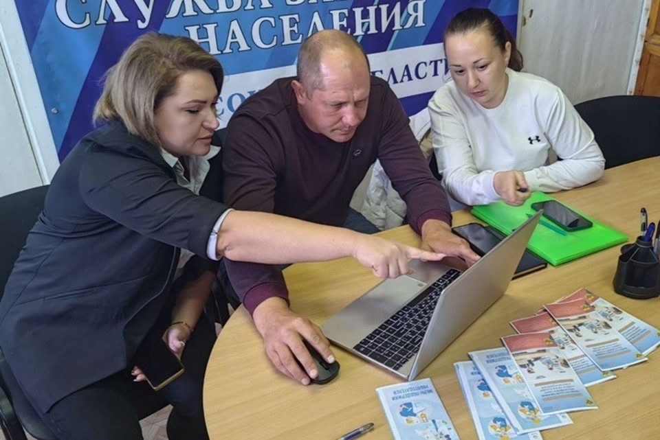    Губернатор Херсонской области Владимир Сальдо познакомил жителей региона с финалисткой патриотического проекта «Герои Херсонщины: все СВОи» Наталией Сворень. Фото: ТГ-канал губернатора Херсонской области Владимира Сальдо