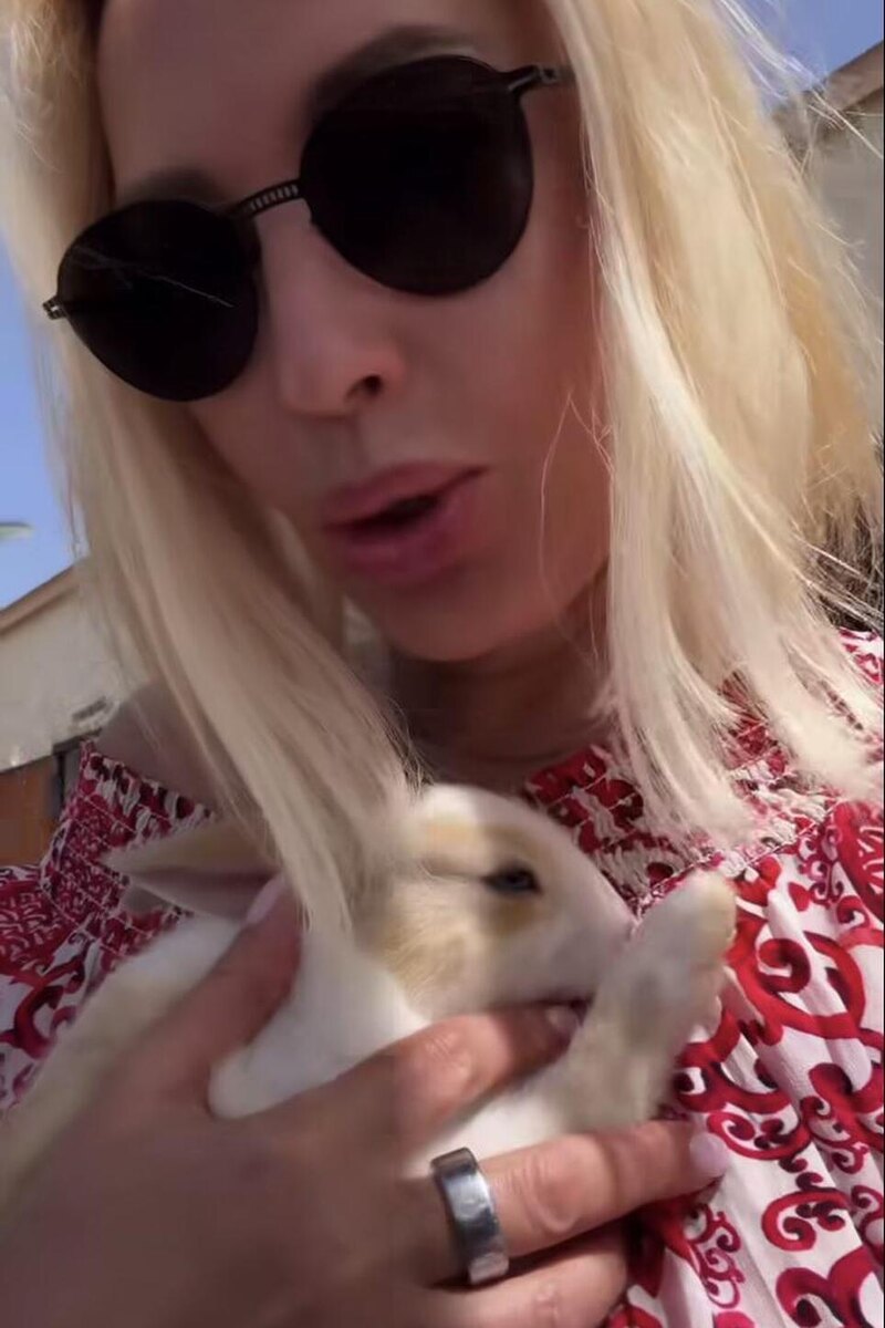    Лера Кудрявцева с кроликом Кадр из видео