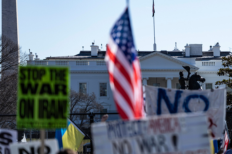    Иран заявляет о гибели более 500 американских военных с начала этого конфликта, такую цифру привел секретарь иранского высшего совета национальной безопасности Али Лариджани. Американская сторона ранее говорила о 6 погибших.   
Фото: © Andrew Thomas / Keystone Press Agency / www.globallookpress.com