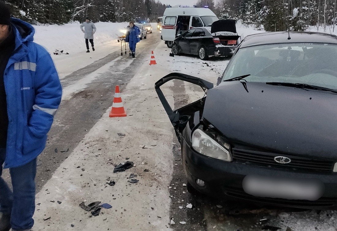   В чёрной Ладе Калине находились два маленьких ребёнка. Об их судьбе пока ничего не известно. Фото очевидца
