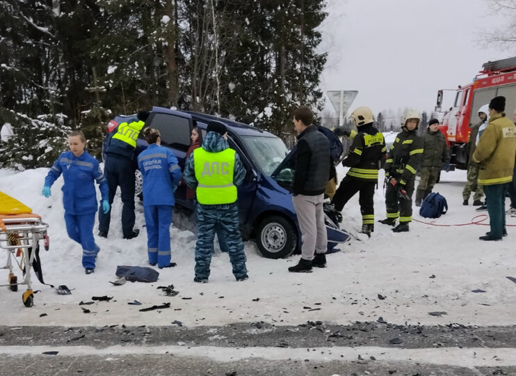    Из синей Гранты извлекли троих пострадавших, рассказывают свидетели ДТП. Фото очевидца