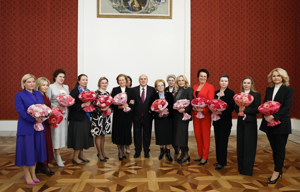    Премьер-министр РФ Михаил Мишустин (в центре)  Дмитрий Астахов/POOL/ТАСС