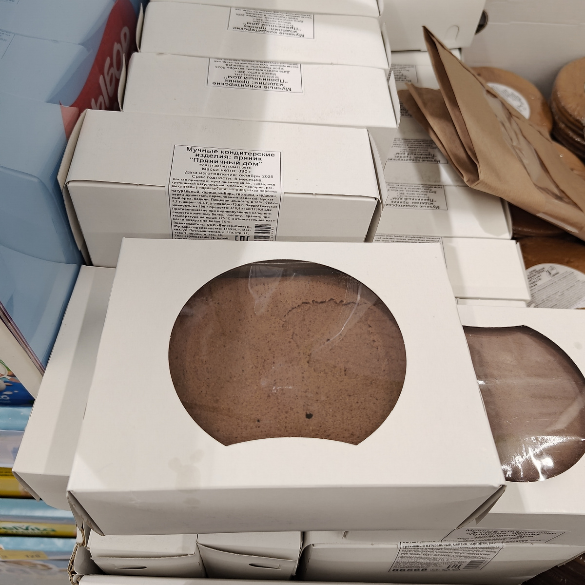 Коробки с пряничным домиком в магазине.