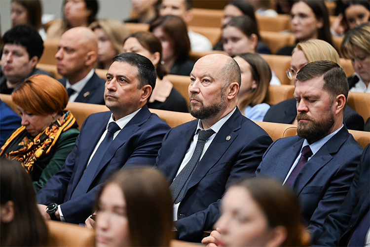    Руководитель администрации раиса РТ Асгат Сафаров, справа от него — глава МВД по Татарстану Дамир Сатретдинов, слева — прокурор Татарстана Альберт Суяргулов.   
Фото:  rais.tatarstan.ru