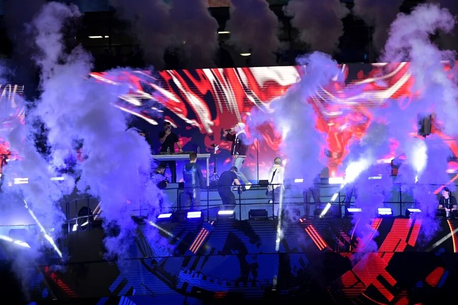    Певец Macan (Андрей Косолапов) выступает перед началом матча 15-го тура чемпионата России по футболу среди клубов Премьер-лиги между ФК «Зенит» (Санкт-Петербург) и ФК «Краснодар» (Краснодар). Фото: Алексей Даничев/РИА Новости