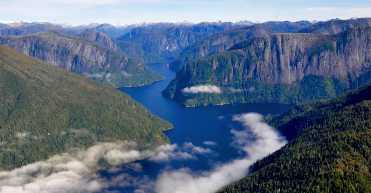 Вид с воздуха на залив Рудьерд в Мисти-Фьордс, откуда вылетели оба разбившихся самолета