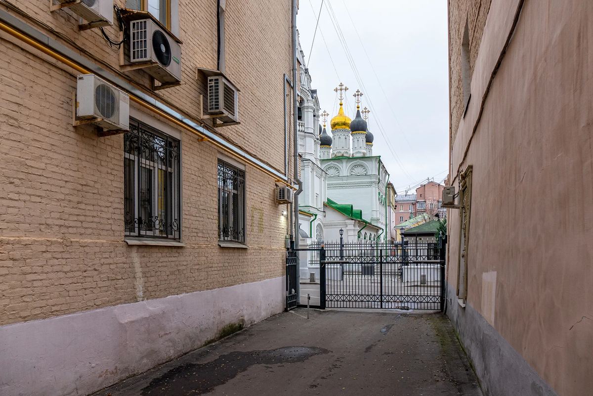 Въезды во многие дворы закрыли калитками — стало тише