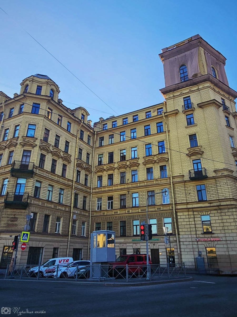 С виду дом Смирнова больше похож на советскую постройку. Фото: Парадная гостья