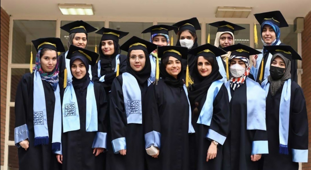 Да, женщины обязаны соблюдать дресс-код.Они прикрывают волосы, но оставляют открытым лицо, могут водить машину, работать, занимать руководящие посты и избираться в парламент. Кроме того, 60% учащихся иранских институтов – представительницы прекрасного пола. 