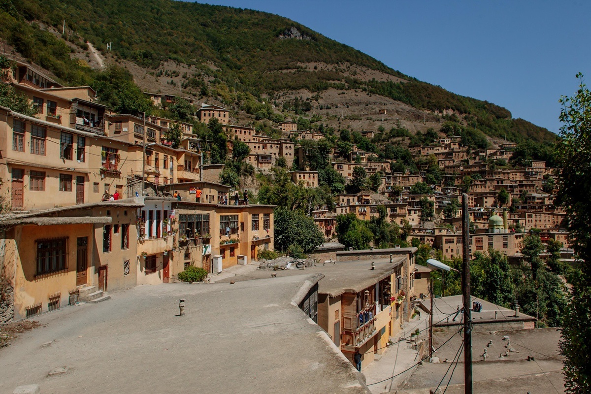 Главная уникальная особенность Масуле - здесь крыши домов образуют тротуар для улицы уровнем выше.