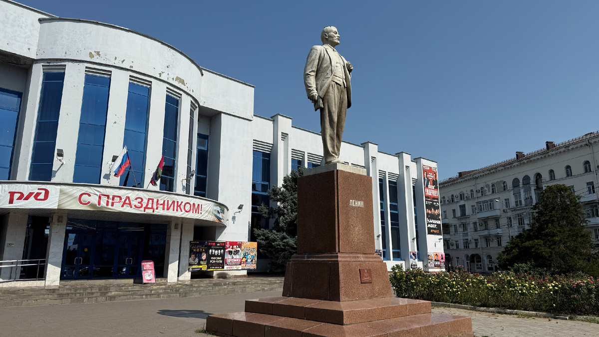 Это место узнает каждый кто был в Краснодаре. Всего в двух минутах ходьбы от вокзала стоит этот памятник Ленину. Видите на лестнице розовую рекламу? Это приглашение в недорогую столовую с вкусной едой. Фото: Кофейные будни.