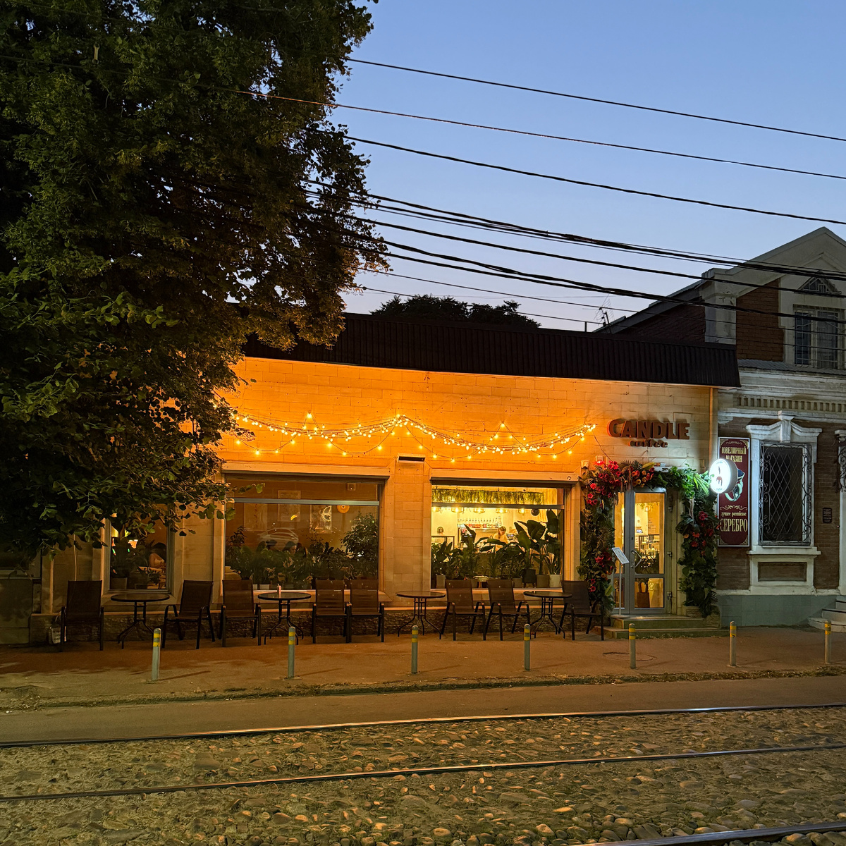 Летняя веранда, теплый южный вечер. Это очень красиво и романтично. Но я был один и просто зашел выпить кофе. Фото: Кофейные будни.