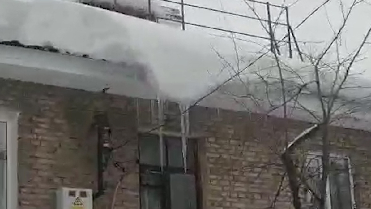    В Уфе на 5-летнего мальчика сошла наледь с крыши