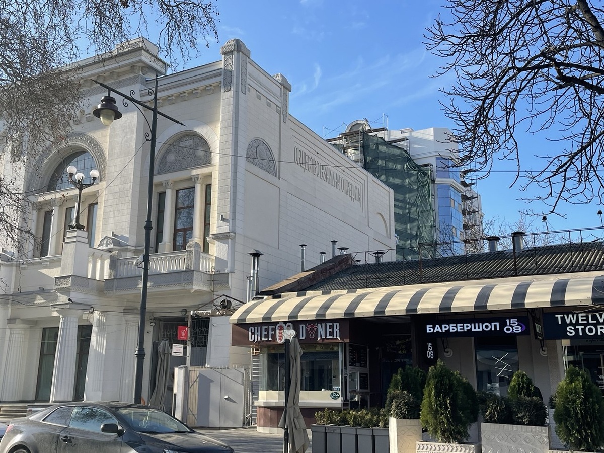 Удачный ракурс, с которого просматривается окружающая застройка - строящийся многоэтажный офис банка. Листайте →→→ 