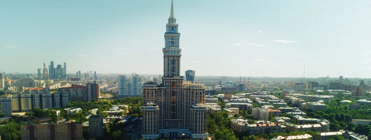 Современная московская высотка в фильме «Новая тёща». Кадр из открытого трейлера