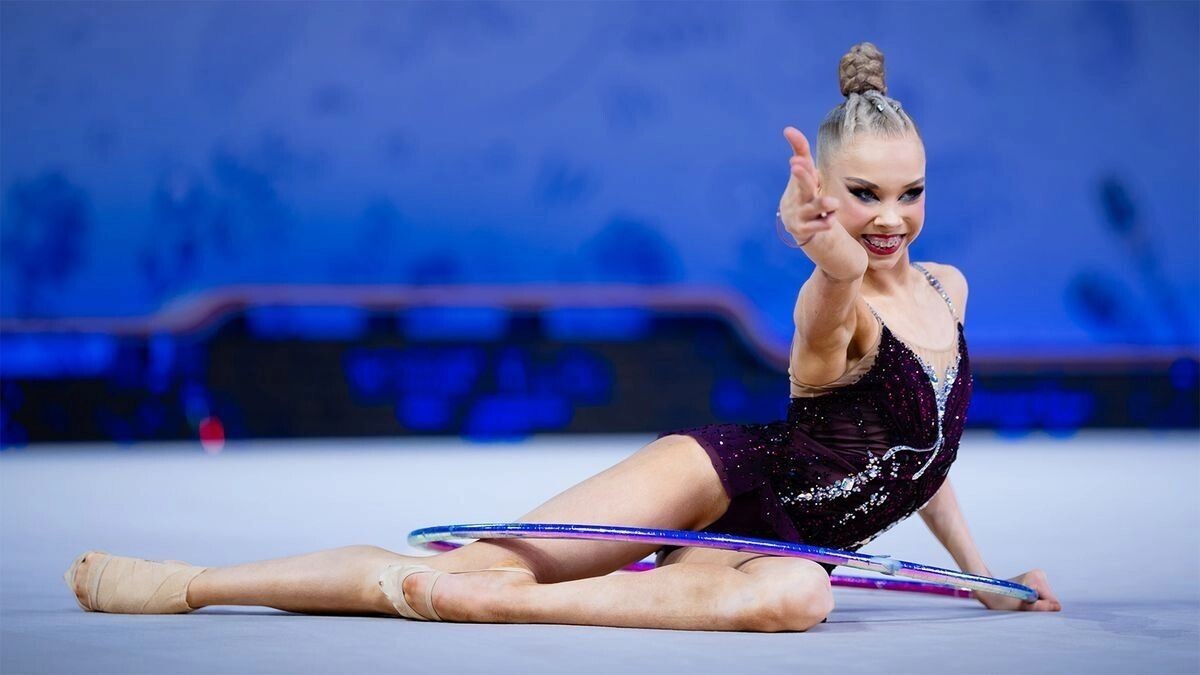    Ева Кононова выступает с обручем на чемпионате России по художественной гимнастике   Sport24