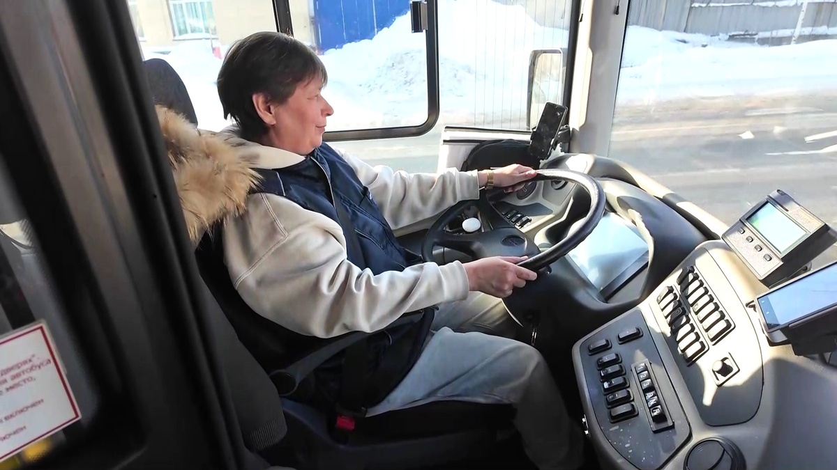    Женщина за рулём: Татьяна из Нижневартовска доказала, что автобусом может управлять каждая