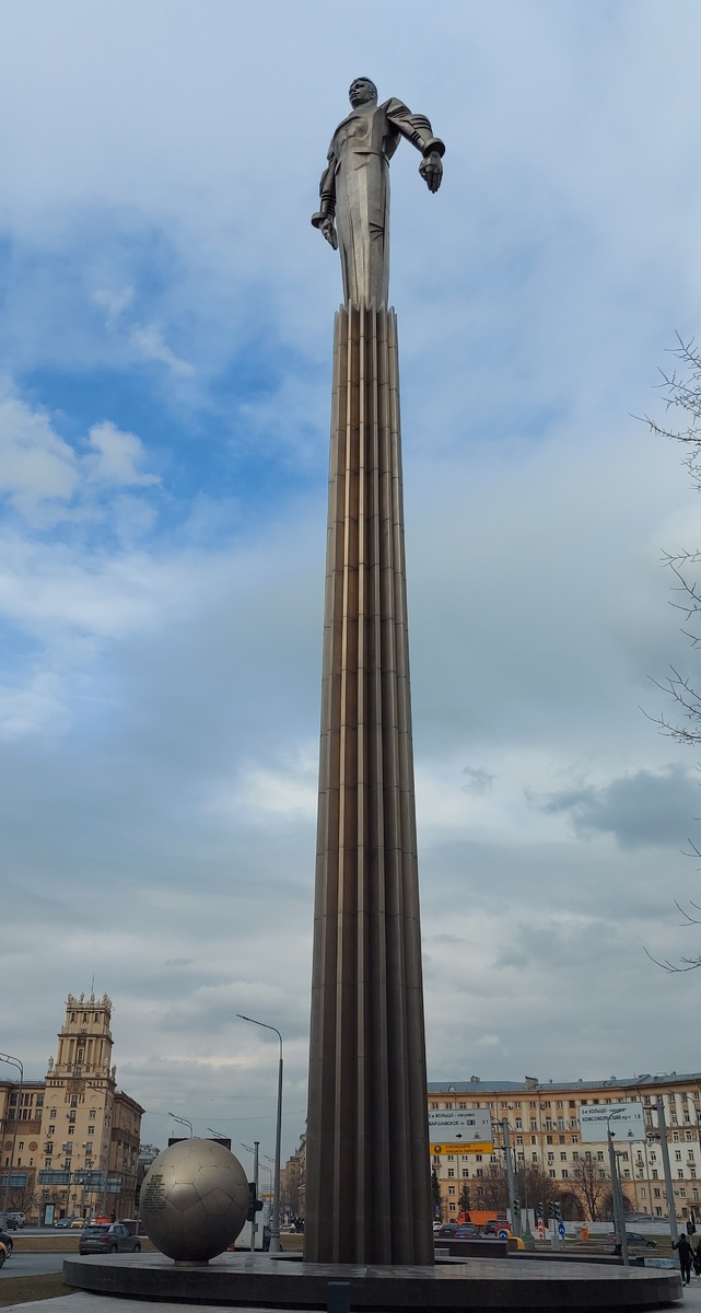 Памятник Ю.А.Гагарину на Ленинском проспекте в Москве