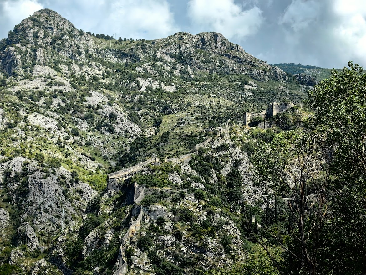 Карабкаются на вершину горы, где расположена Которская крепость - форт Святого Иоана.