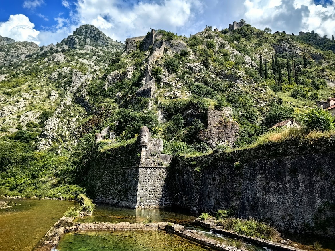 Крепостные стены Котора. Листайте.