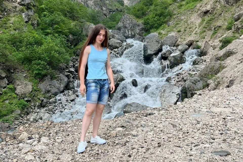    Диана Цомартова подозревает, что в пропажи Анны замешан незнакомец с пляжа. Фото: t.me/ANNATSOMARTOVA22