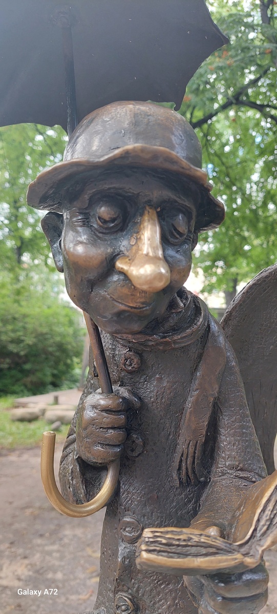 Питерский ангел наверняка мог бы ответить мудро на этот вопрос. Жаль, что мы с ним так недолго пробыли вместе и не успели толком поговорить... Питер, я скучаю 🥹