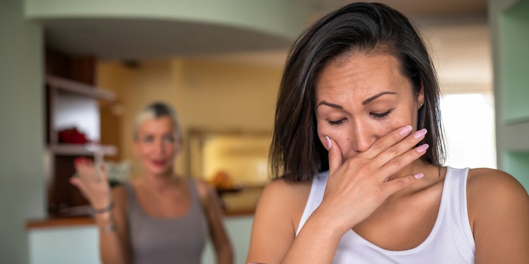 – Ты говорила, что на сайтах знакомств не найти мужа. А я нашла. Твоего! – улыбается подруга