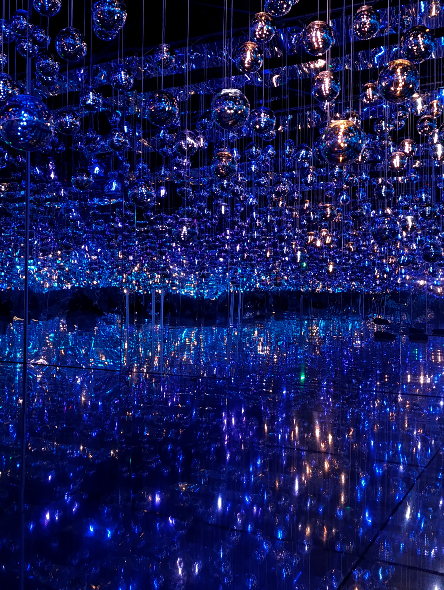 Все залито светом