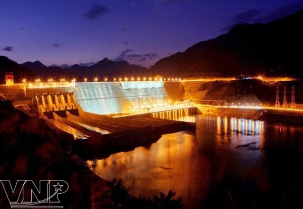 Ночью на ГЭС Шонла. Фото: Нгок Ха (ВИА)