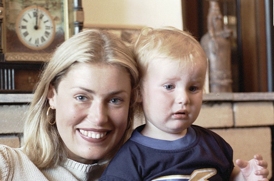 Мария Шукшина в молодости с сыном Макаром