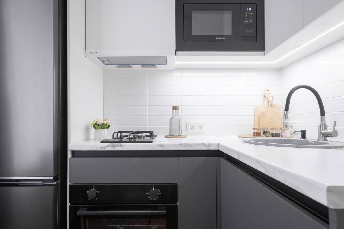 На такой маленькой кухне четырехконфорочная панель была бы слишком близко к холодильнику, что недопустимо согласно инструкции по эксплуатации холодильника