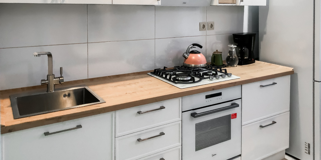 Техника для хрущёвки: 10 решений, которые экономят место (и три привычки, которые его съедают)