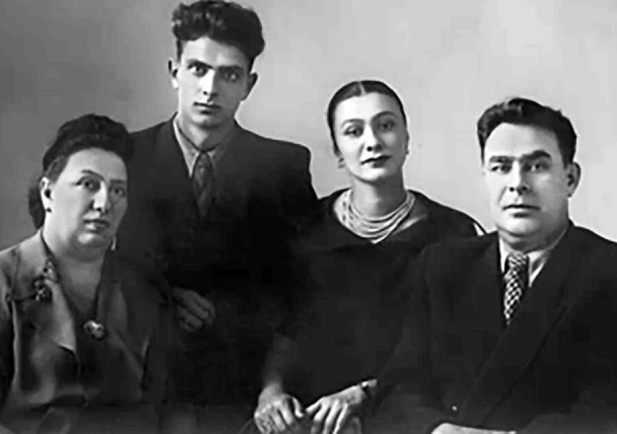 Брежнев с женой и детьми