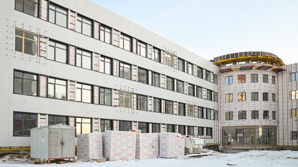 В Барнауле проверили, как идет строительство «супершколы»