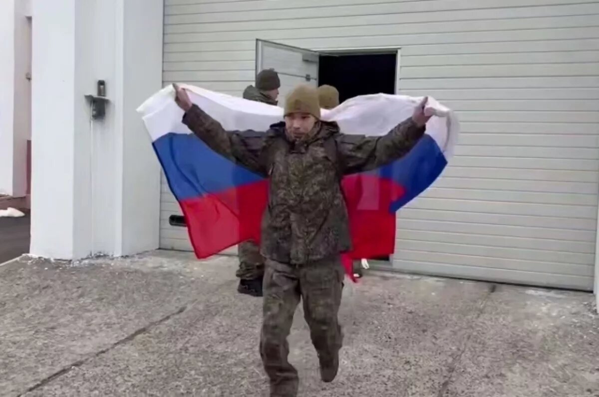    МО РФ показало кадры с вернувшимися из украинского плена военными