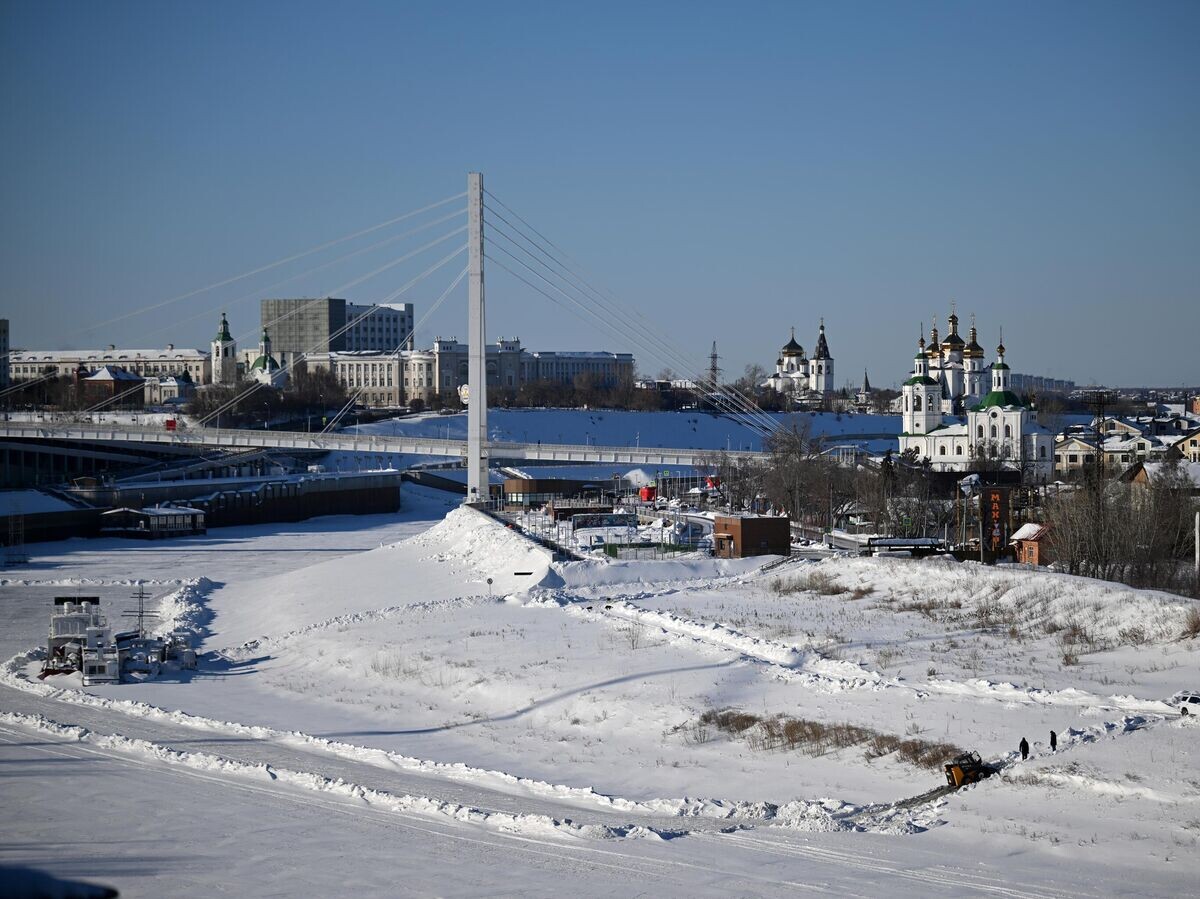    Вид на город и пешеходный Мост Влюбленных через реку Тура в Тюмени | © РИА Новости / Павел Бедняков