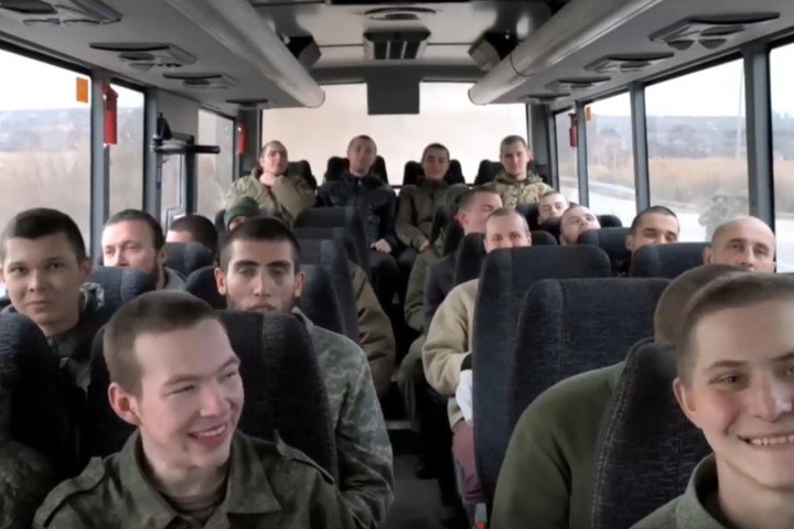 Пятеро бойцов из Бурятии вернулись домой в рамках обмена пленными 200 на 200