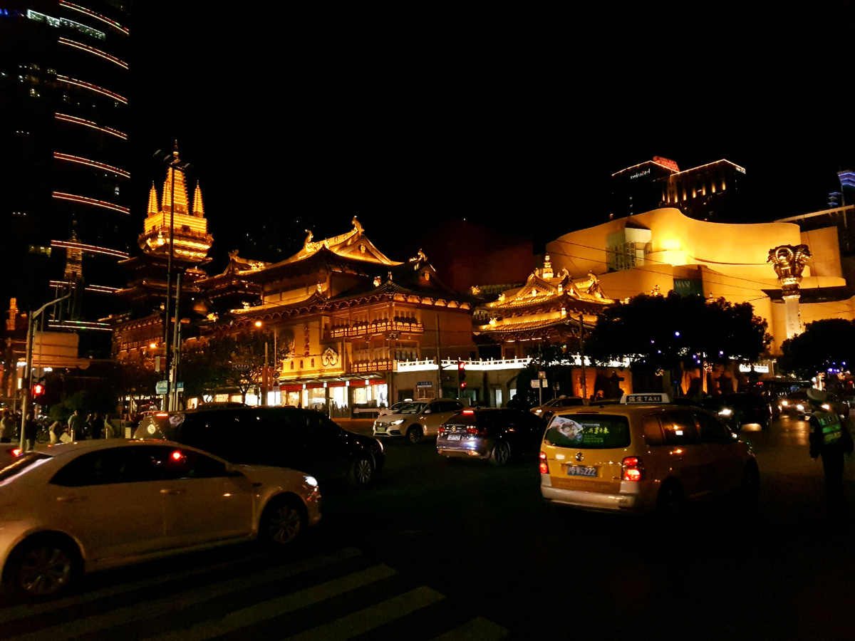 Шанхай не спит никогда. И не останавливается ни на секунду.