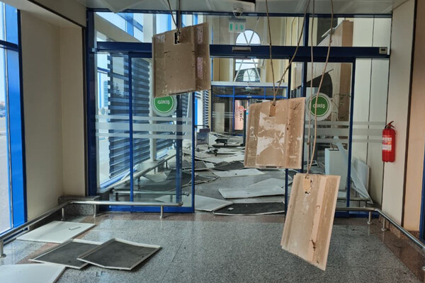    Последствия падения иранского БПЛА на территории аэропорта Нахичевань в Азербайджане, 5 марта 2026 года / Министерство обороны Азербайджана