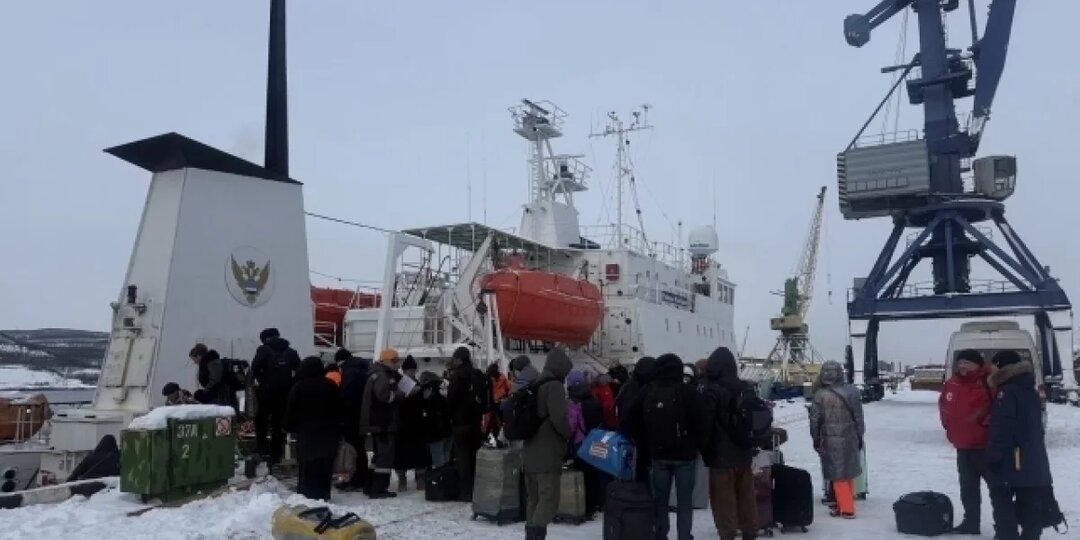 Без виз, северное пиво и сияние. Зачем тысячи туристов штурмуют Шпицберген