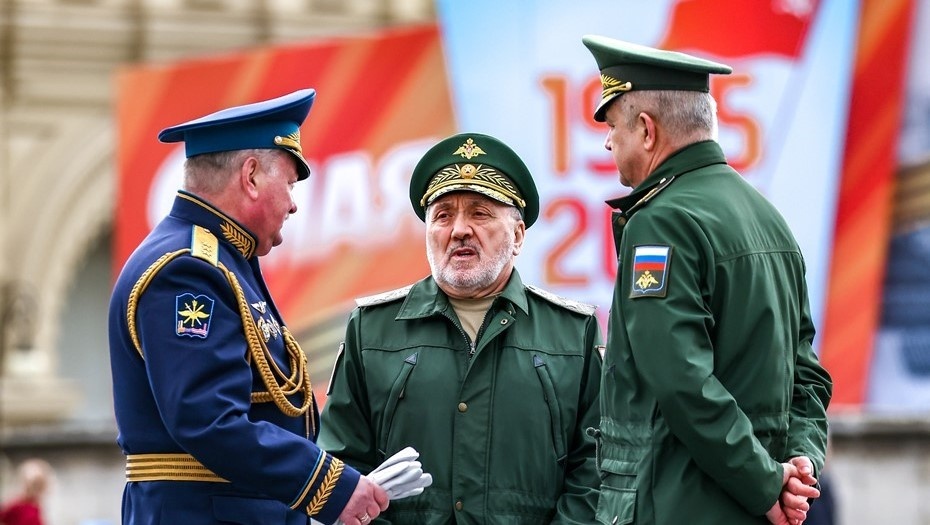    Бывший замглавы Минобороны РФ Руслан Цаликов (в центре). Автор фото: Артем Геодакян/ТАСС