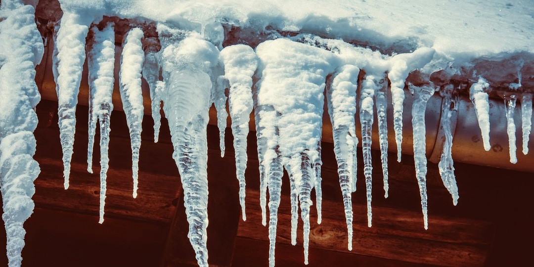 Эксперт объяснил порядок действий при повреждении авто глыбой льда