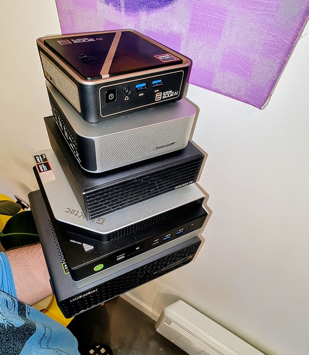 Несколько ИИ мини-станций домашних в одной руки (в середине - тот самый гениальный Gigabyte ATOM AI)