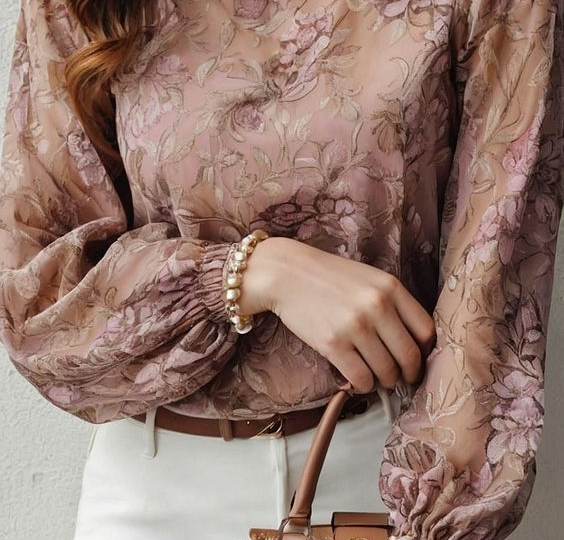 9 трендов женственных блуз, которые будут на пике в 2026 году