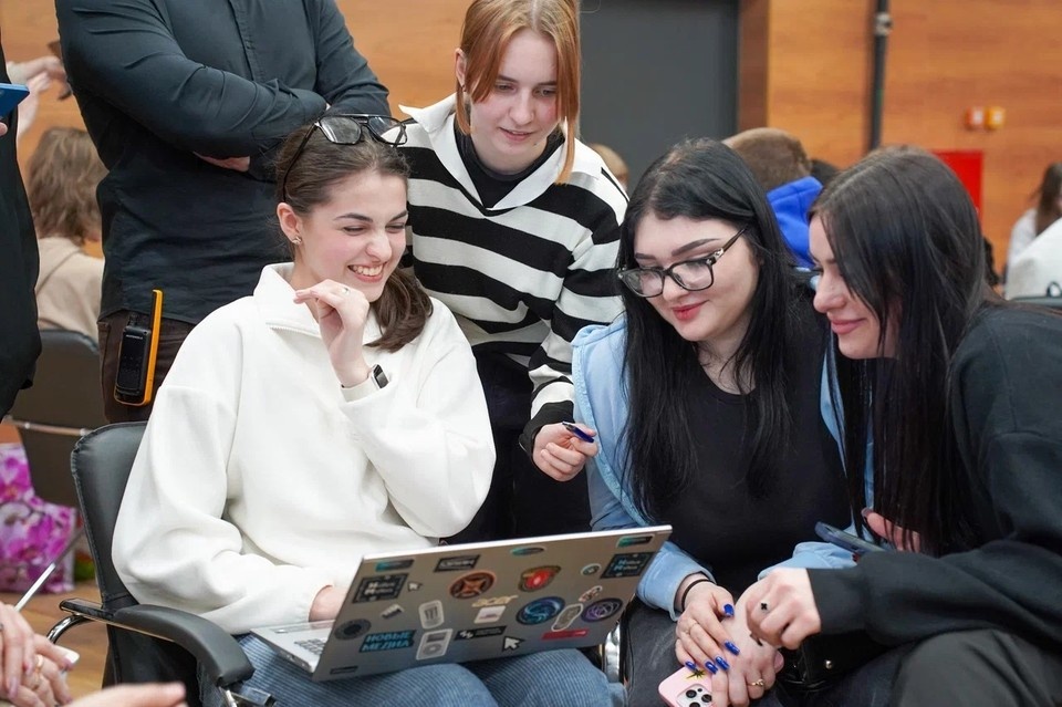    В Донецке прошел молодежный хакатон «Код города: среда, создающая личность». Фото: Министерство молодежной политики ДНР