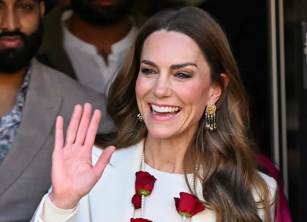    Молочное платье и бусы из роз: Кейт Миддлтон встретилась с индийской общиной