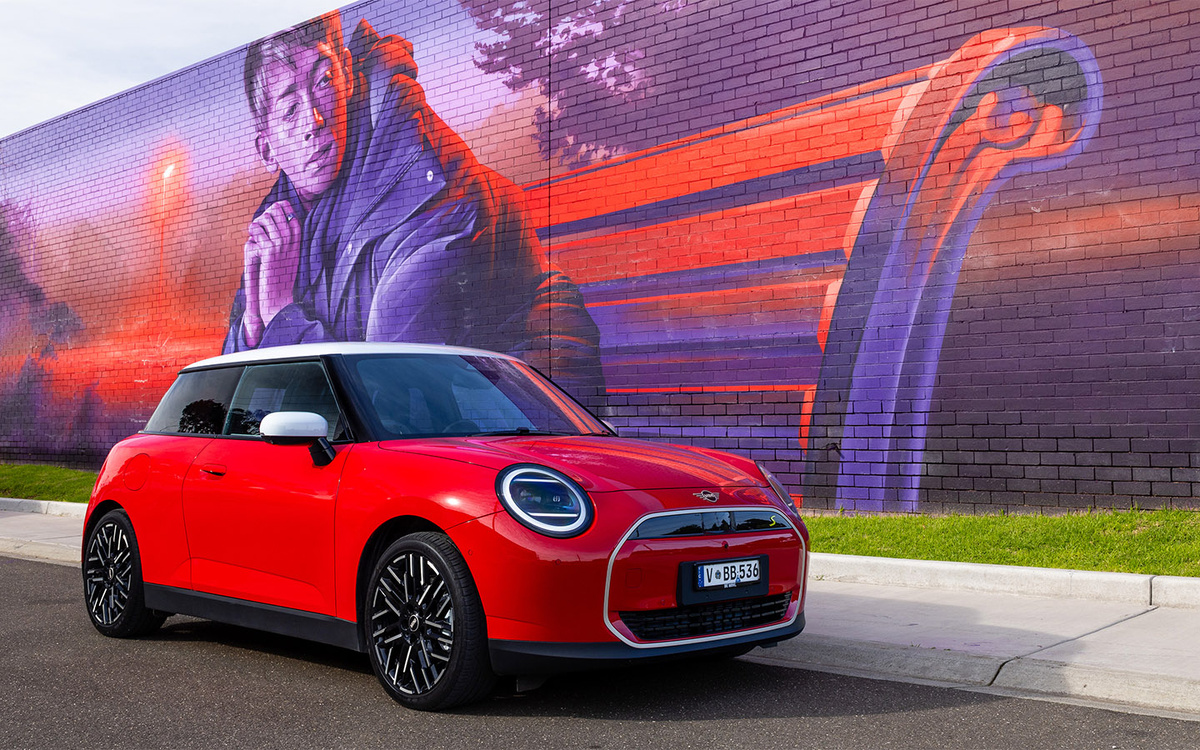 Mini📷Mini Cooper — лучшая городская модель. Жюри отметило маневренность и управляемость, наличие ДВС и электроверсий. Резюме: «Быстрый в городе и веселый на извилистых дорогах. Идеально сочетает ретро с передовыми технологиями».
