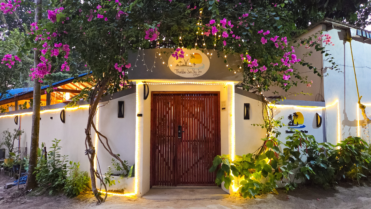 Вход в гостевой дом Thoddoo Sun Sky Inn 