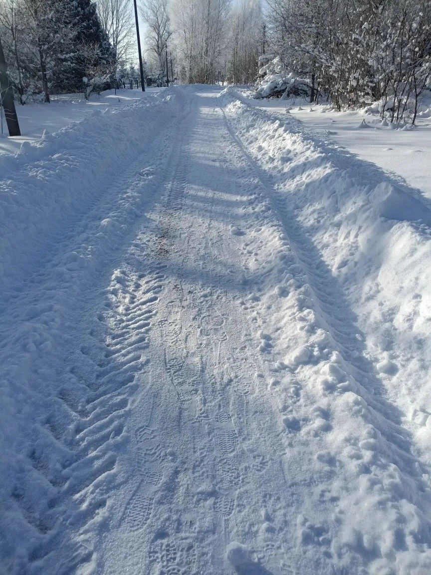 Четко один проезд трактора, никаких уборок снега влево-вправо.
